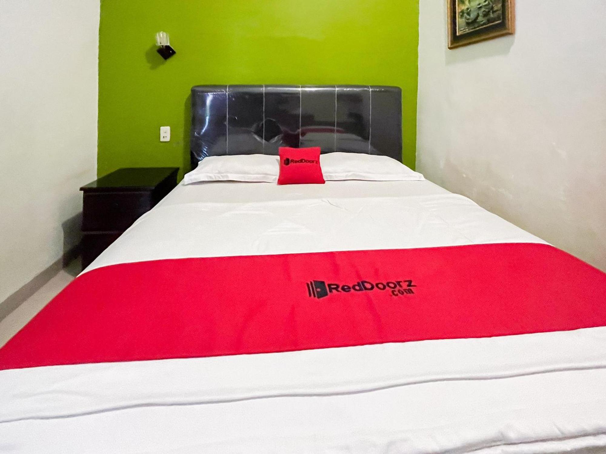 Hotel Reddoorz Near Pantai Pandan Sibolga 2 Halangan Exterior foto
